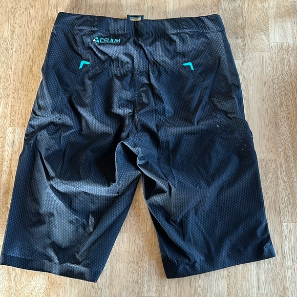 100% riding shorts - Picture 2 of 13